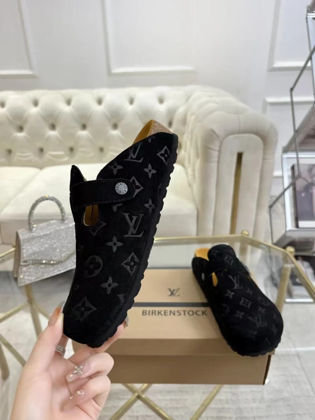 Women's p560 Men's p580 ✨ LV couple's toe-cap slippers | Full of high-end feel, you can walk with wind! ✨ This pair of LV classic toe-cap slippers is simply a "walking grass-planting machine"! Original three-dimensional embossed cowhide + cowhide fabric, the texture is high-end at first glance, and you will become a rich daughter/son in seconds ~💅 🌟 Why must you join TA? ✔️ Original embossed cowhide - clear texture but not cheap, classic presbyopia yyds ✔️ Belt buckle + metal logo - ecstatic control of details, exquisite to the heel! ✔️ Sheepskin lining + cushioned footbed - it feels like stepping on clouds ☁️, and you won’t feel tired when you go shopping~ ✔️ Non-slip rubber sole - walking is as stable as a mountain, and you are not afraid of slipping on rainy days!  👫 The best outfit for couples: Whether it’s shorts, T-shirts👕 or long skirts and suits👗, pairing these shoes with each other will immediately create a lazy and high-end atmosphere! Everyday outings/vacations, no matter what you shoot, it will look like a blockbuster📸🔥 The texture and foot feel that only the higher version can have, it is not a hit or a hit! Heartbeat is not as good as action. True love is true when both pairs are in pairs~💖 #LVcoupleslippers #高色综合 #好看不狠的 Feet #couples’ must-have
